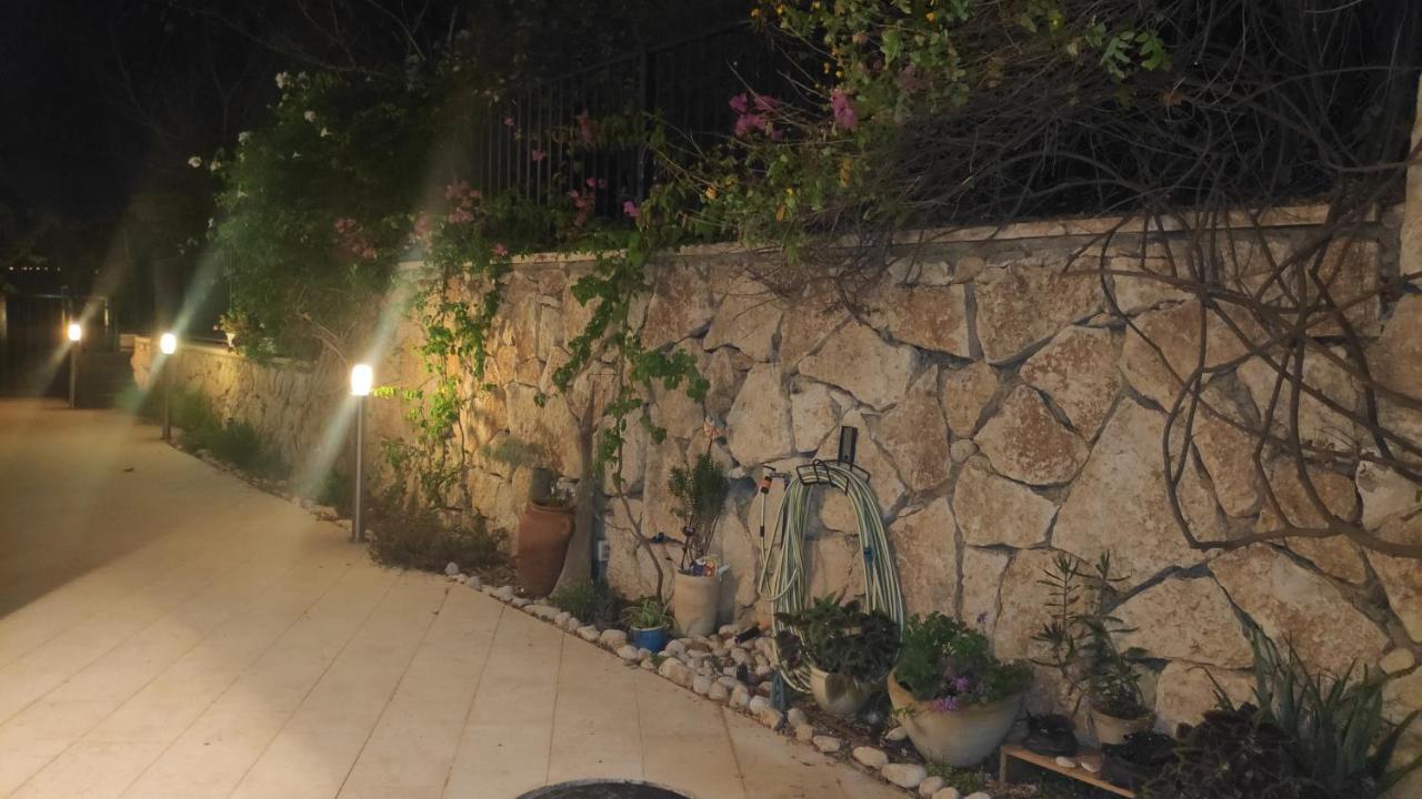בית האומנים Artist Home ネヴェ・イラン エクステリア 写真